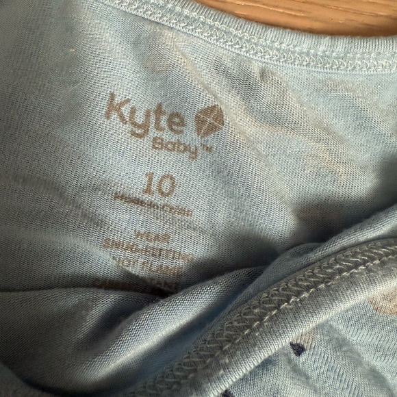 Kyte Baby Short sleeve pajamas in Stream Shark size 10 - Picture 3 of 5